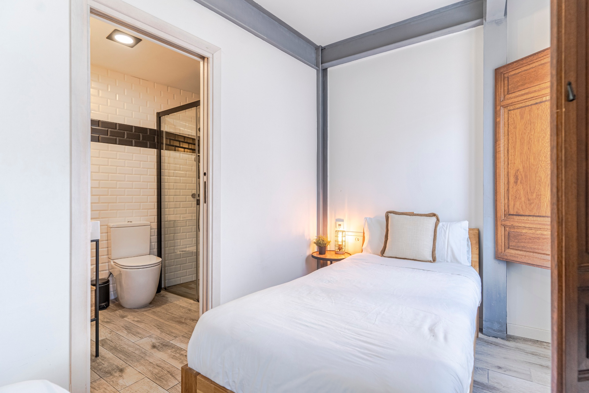Tercera cama del dúplex con baño en-suite a la vista