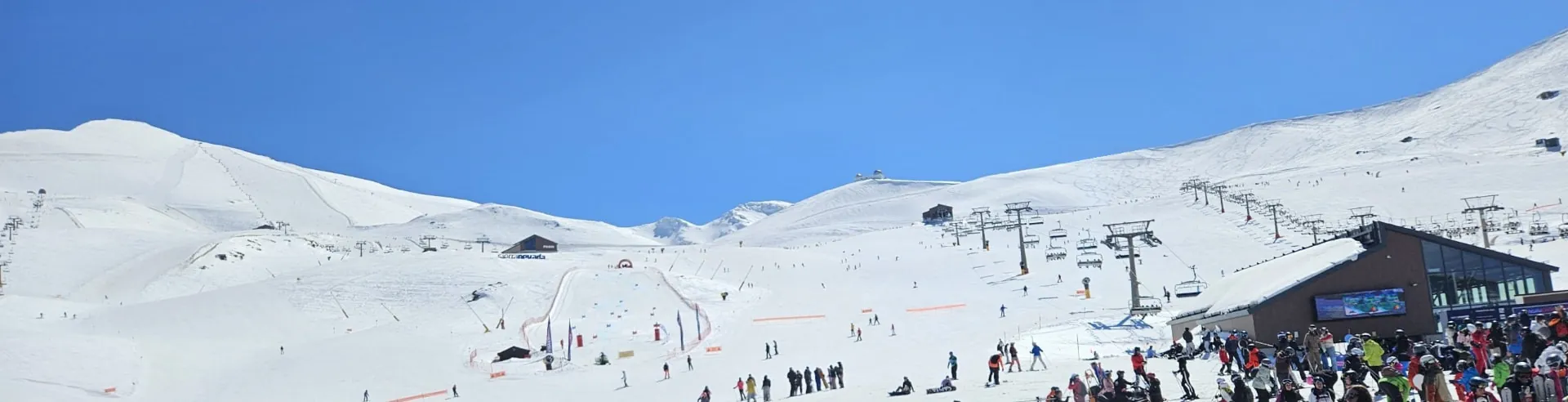 Pistas de esquí de Sierra Nevada con cielo azul, a unos 40 minutos de Camarón Suite en Granada