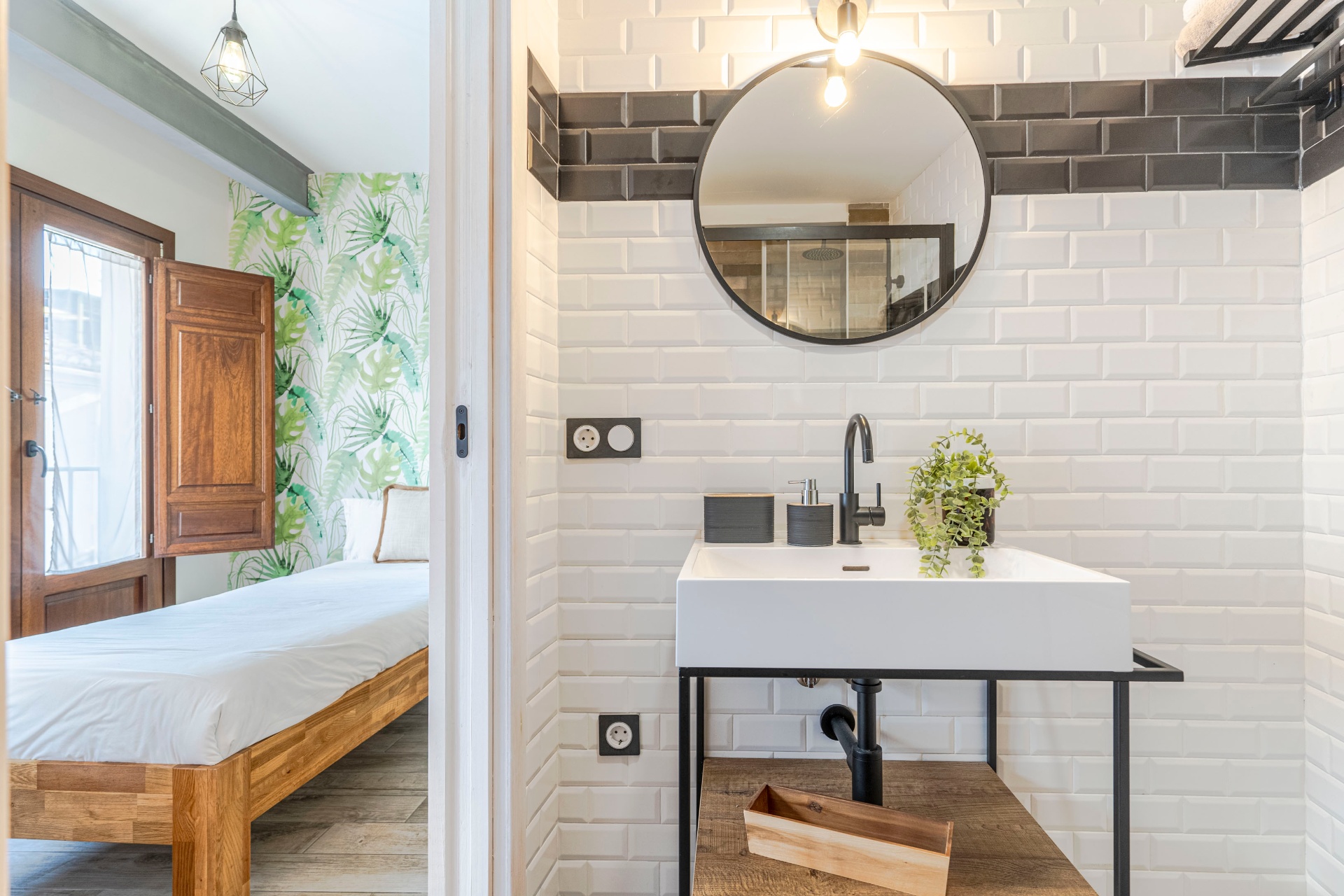 Lavabo en-suite del dúplex con azulejo metro blanco